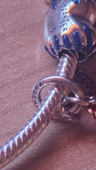 Pulsera Pandora con 4 Charms Stranger Things