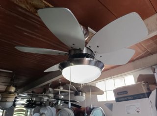 Ventilador de techo plata y blanco