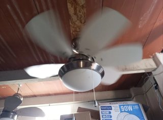 Ventilador de techo plata y blanco