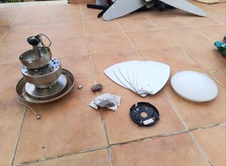 Ventilador de techo plata y blanco