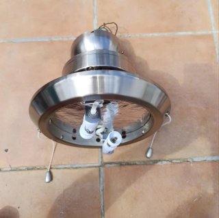 Ventilador de techo plata y blanco