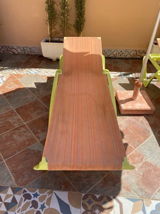 Tumbona piscina jardín