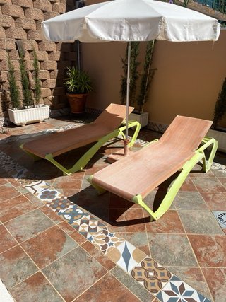 Tumbona piscina jardín