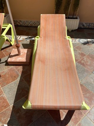 Tumbona piscina jardín