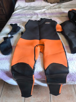 Neopreno Seland barranquismo con capucha