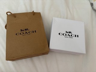 Bolsa y caja Coach