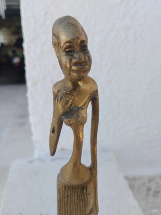 Figura de bronce africana