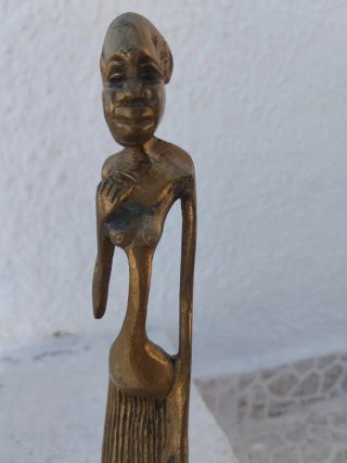 Figura de bronce africana
