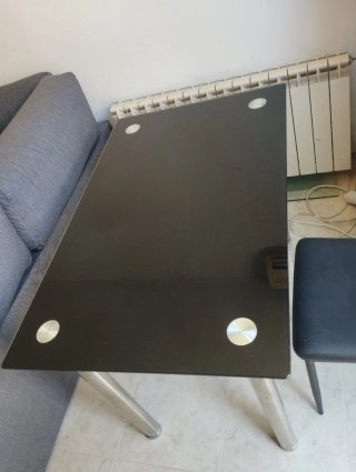 Mesa comedor cristal negro y 4 sillas de polipiel.