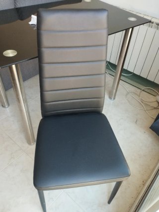 Mesa comedor cristal negro y 4 sillas de polipiel.