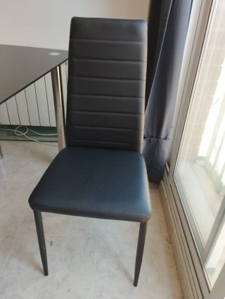 Mesa comedor cristal negro y 4 sillas de polipiel.