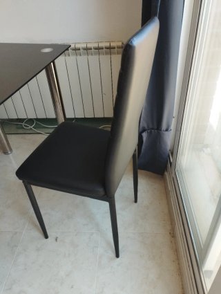 Mesa comedor cristal negro y 4 sillas de polipiel.