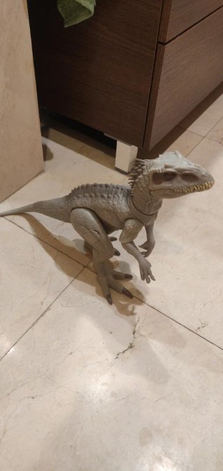 Dinosaurio juguete camuflado brillante