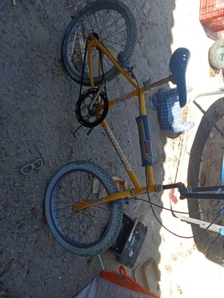 Bicicleta antigua amarilla