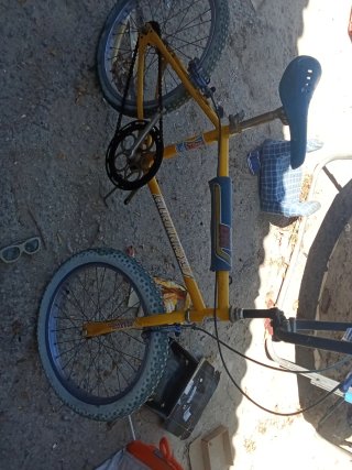 Bicicleta antigua amarilla