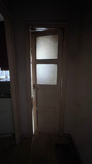 Puerta antigua con cristal