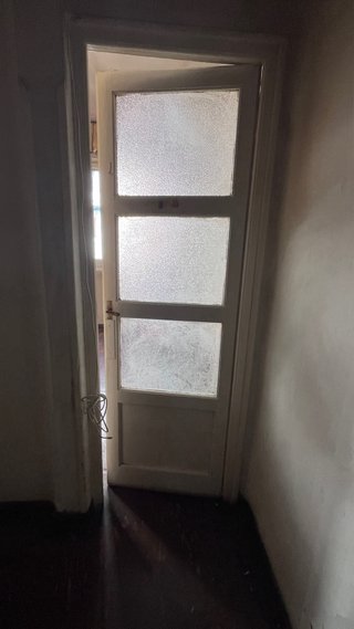 Puerta antigua con cristal