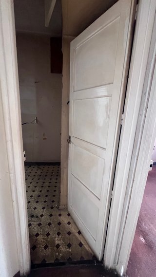 Puerta antigua con cristal