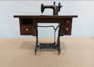 Máquina de coser miniatura 1:12