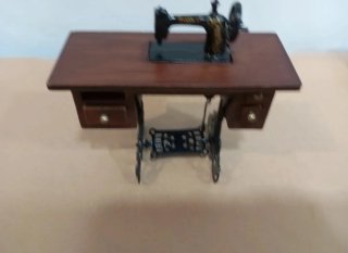 Máquina de coser miniatura 1:12