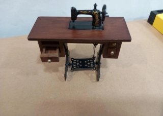 Máquina de coser miniatura 1:12