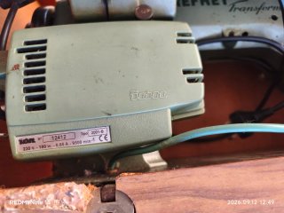 Máquina de coser Refrey con mueble y motor.