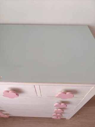 Cómoda blanca con tiradores dorados
