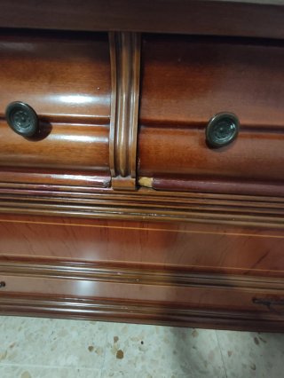 Cómoda de madera con tapa de mármol a restaurar