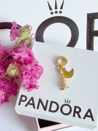 Pandora Charm Dorado