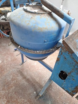 Hormigonera grande azul