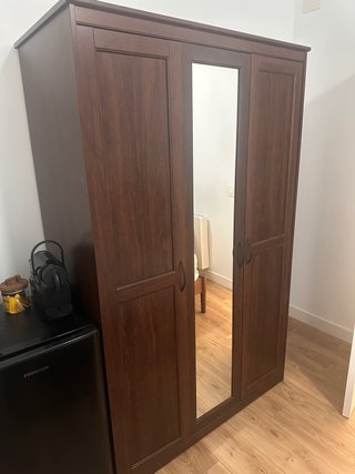 Armario 3 puertas IKEA songesand con espejo