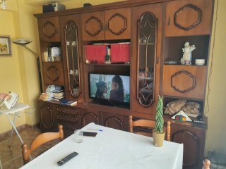 Armario de castaño antiguo,camas y mueble de salon