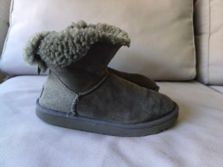 Stivaletti UGG grigi con fiocchi posteriori