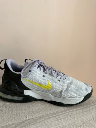 Zapatillas Nike grises y amarillas