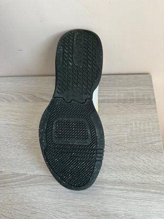 Zapatillas Nike grises y amarillas