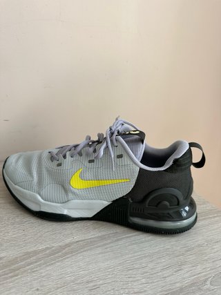 Zapatillas Nike grises y amarillas