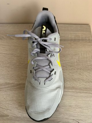 Zapatillas Nike grises y amarillas