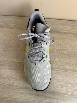 Zapatillas Nike grises y amarillas