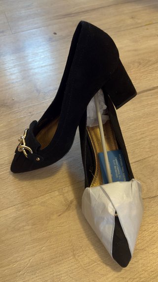 Botines negros con detalle dorado