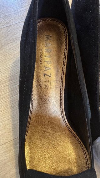 Botines negros con detalle dorado
