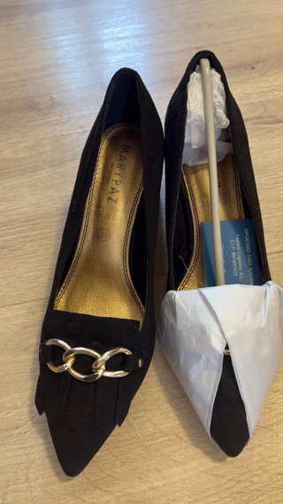 Botines negros con detalle dorado