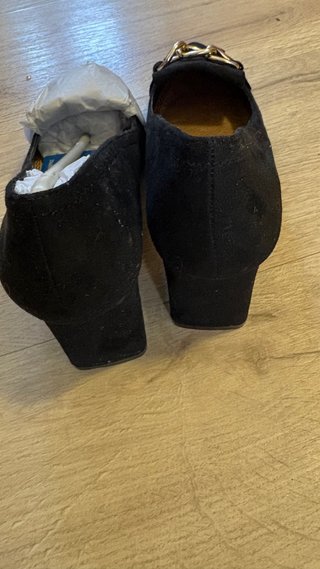 Botines negros con detalle dorado