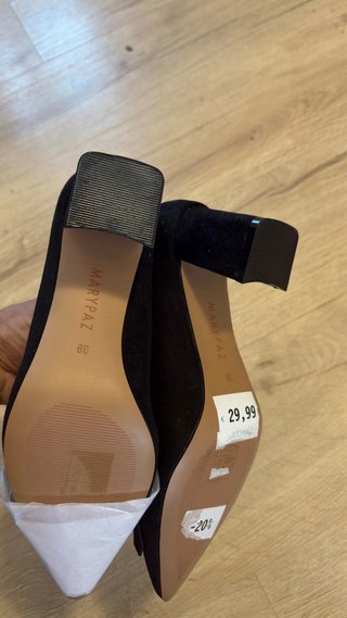 Botines negros con detalle dorado