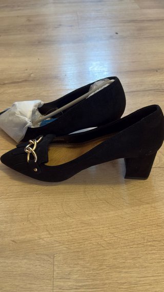 Botines negros con detalle dorado