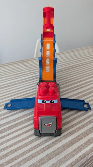 Camión juguete rampa lanza coches