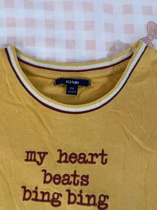 Camiseta amarilla Kiabi con estampado