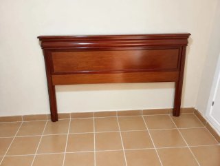 Cabecero y 2 mesitas de noche caoba