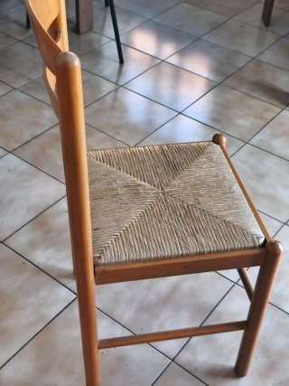 Silla de madera con asiento de yute