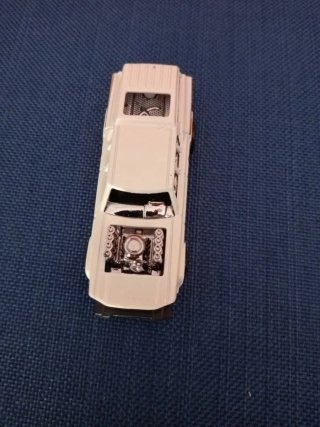 Coche Hot Wheels Blanco con Motor