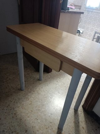 Mesa extensible de madera con cajón